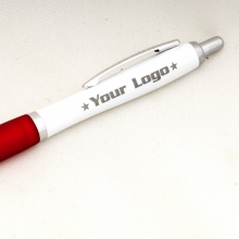 czerwony długopis plastikowy z grawerem