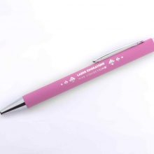różowy długopis z lustrzanym grawerem